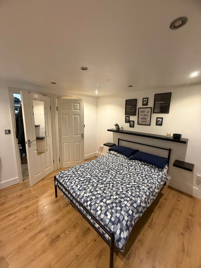 Amazing garden cosy big double ensuit room to let Main Photo