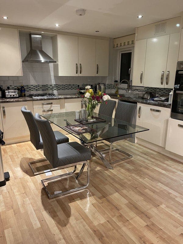 Spacious 4-Bedroom House w.Garden in Prime Aldgate Main Photo