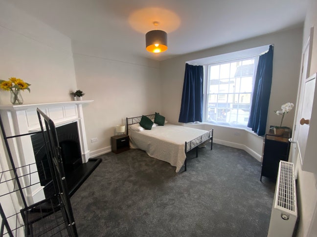 Newly Furnished HMO on the High street Main Photo
