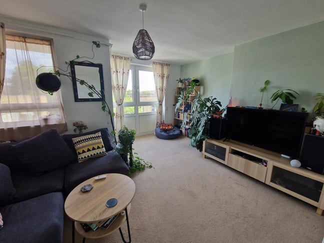 2 Bedroom 1 Bathroom - East London Flat Main Photo