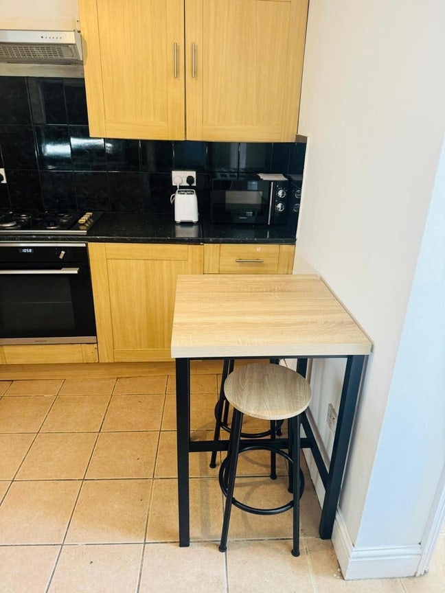 Looking for a female tenant Main Photo