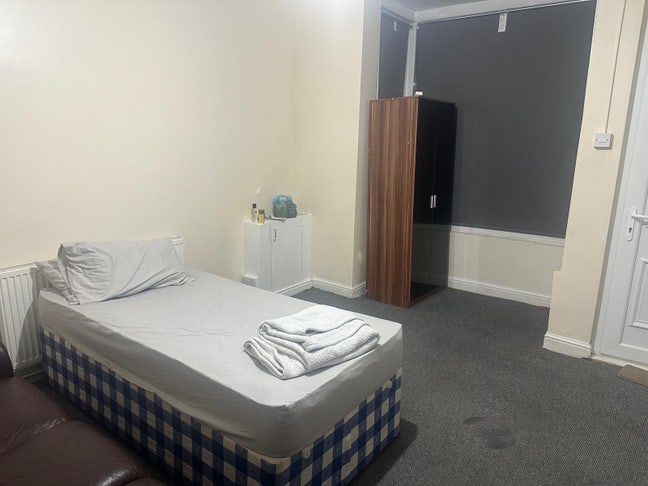 One double bedroom with professional  Main Photo