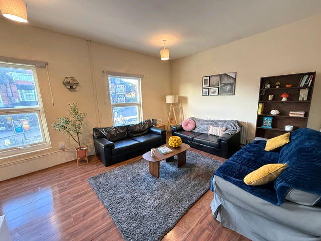 Large double room with all bills included  Main Photo