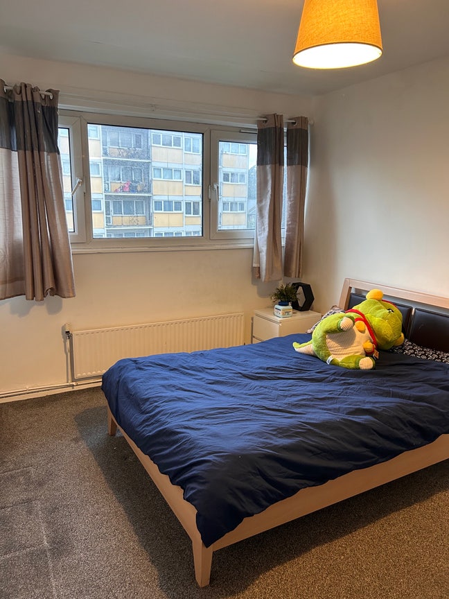 Spacious double bed room at Plaistow  Main Photo