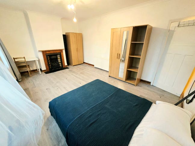 Spacious bright double room in 3bedroom flat! Main Photo