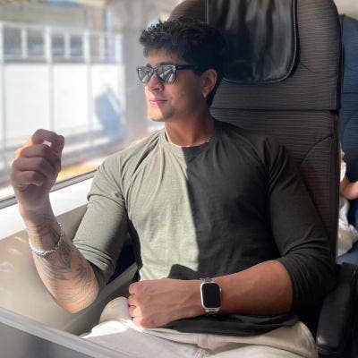 I am a professional male aged 27. I am lookin... Main Photo