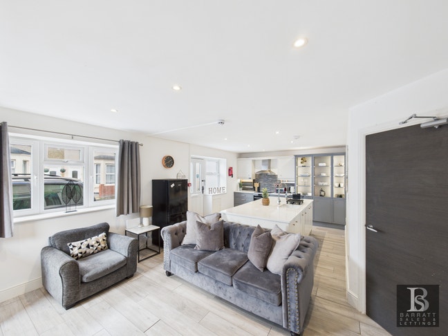 Stunning 4 bedroom property in SN2 - Free parking. Main Photo