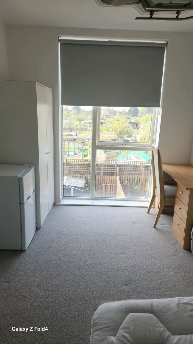 A large double bedroom in Ponders in  Main Photo