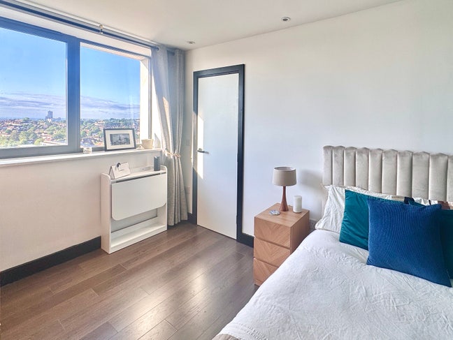 Bright New Refurb Modern Bedroom, Stunning Views Main Photo