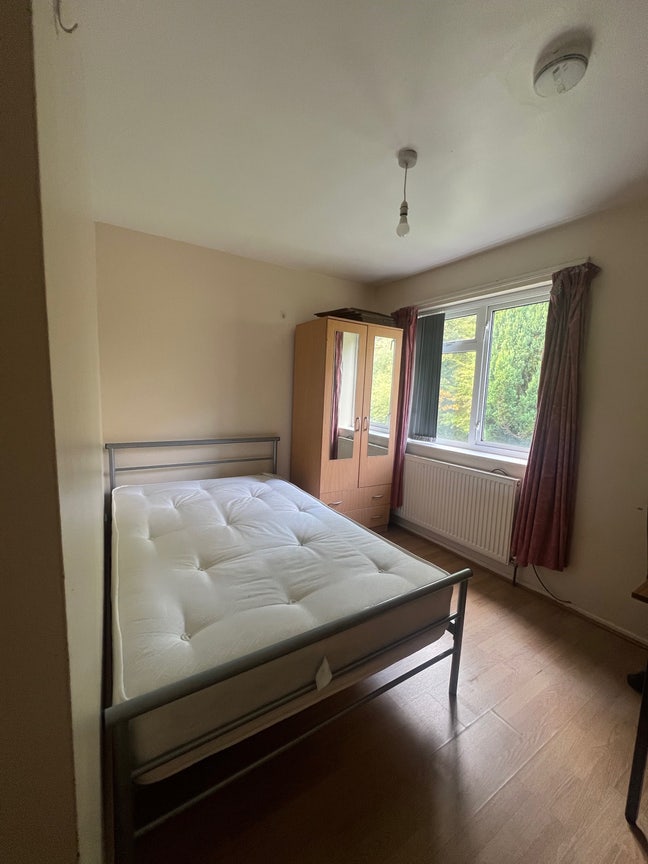 Last room available in a 5 bedroom house Main Photo