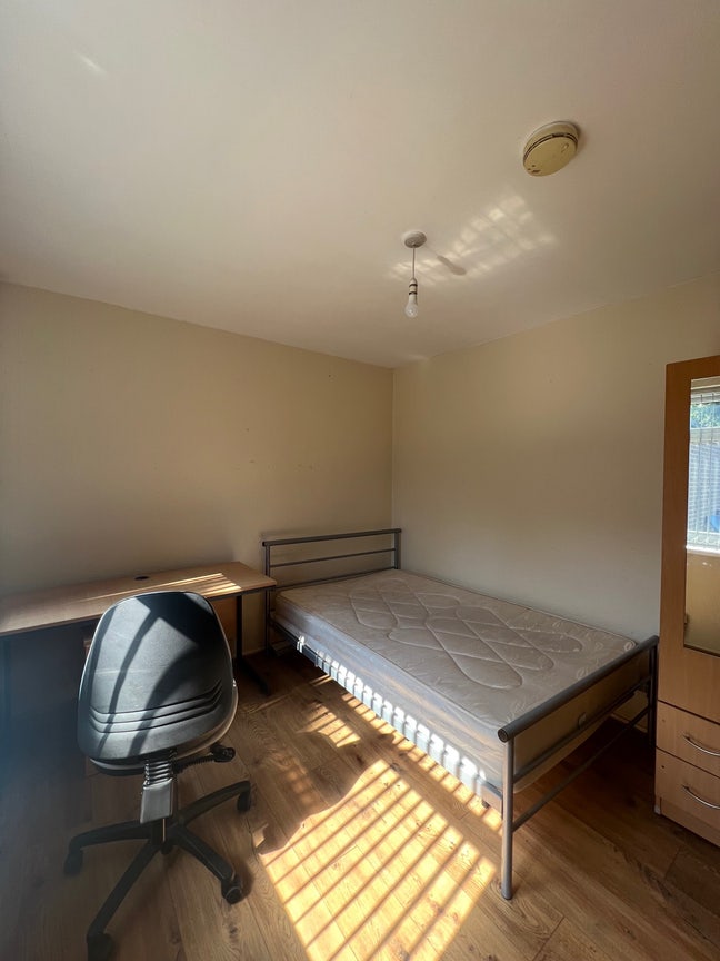 Rooms available in a 5-bed house - B15 Main Photo