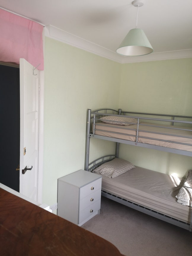 Large single room near Durrington train station Main Photo