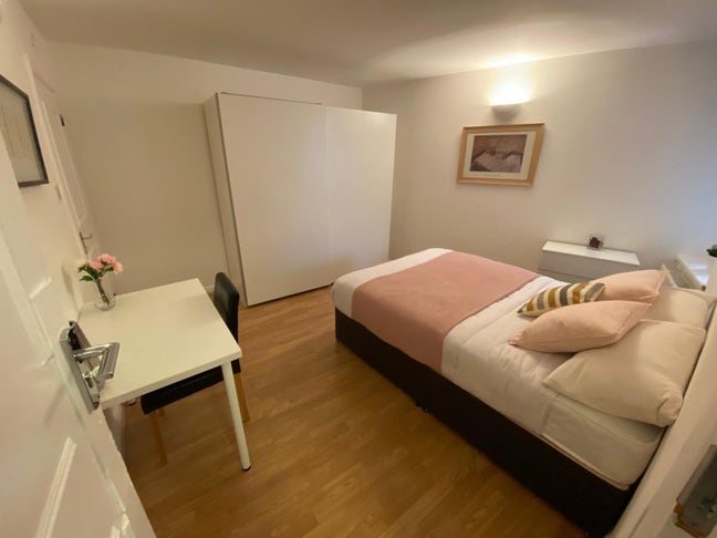 Fancy-Finish Double Room in a Sleek Flat Main Photo