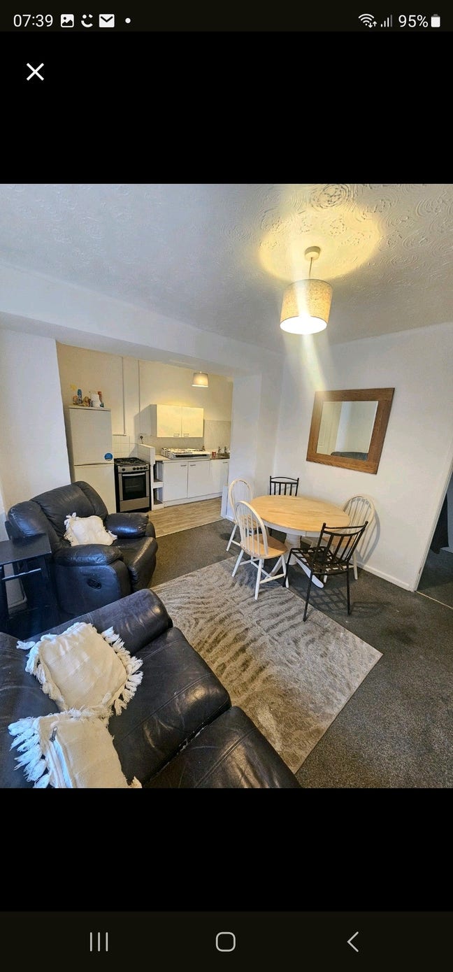 Cosey house in centeral swanses Main Photo