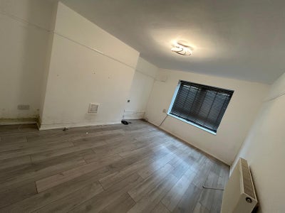 Spacious double room for rent in my plumstead Main Photo