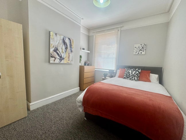 Town Centre Spacious Double Room  Main Photo