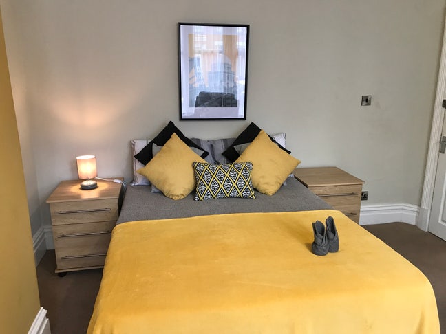 Large Room * 20 min walk to train & bus stations Main Photo