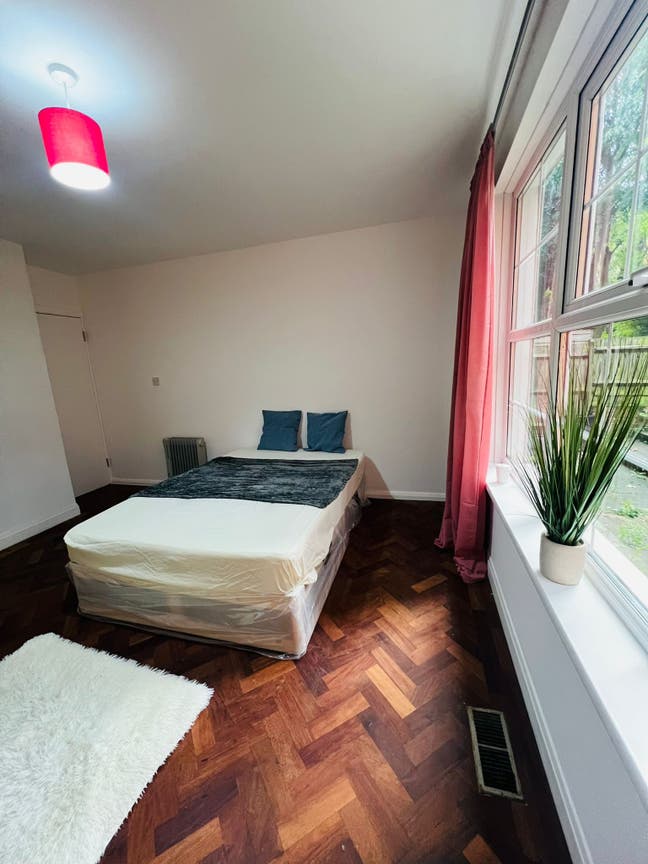 Stylish & Spacious Room in Wimbledon - Bills Inc Main Photo