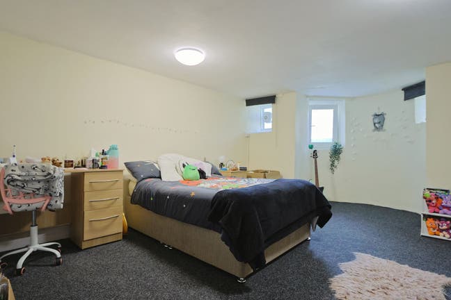 Room available in a 14 bed house in prime location Main Photo