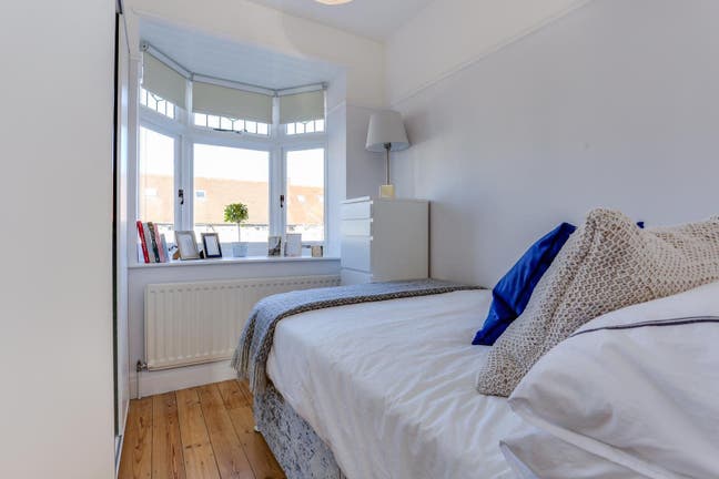 Room in Hanger Lane Main Photo