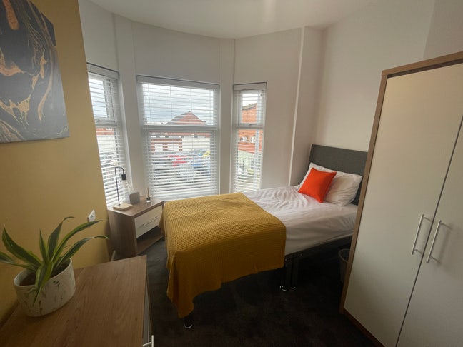 Recent Refurb * West St * Beautiful! * Ensuite Main Photo