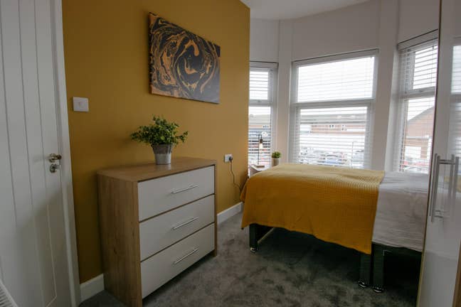 Recent Refurb * West St * Beautiful! * Ensuite Main Photo