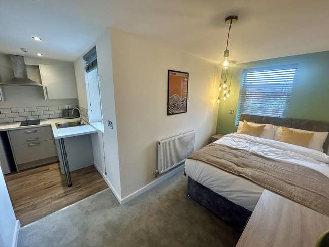 🚨Recently Refurbished En Suite Next To RR🚨 Main Photo