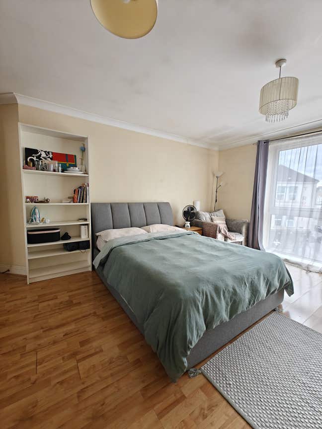 Very large double room close to town centre  Main Photo