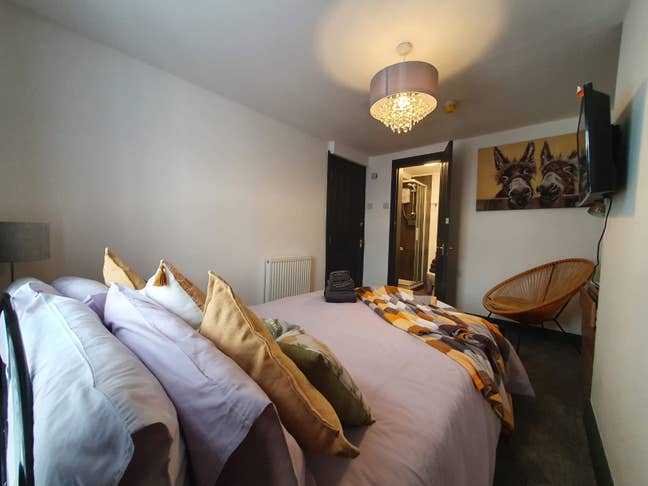 Ensuite room available. 4 mins walk DM Hospital. Main Photo