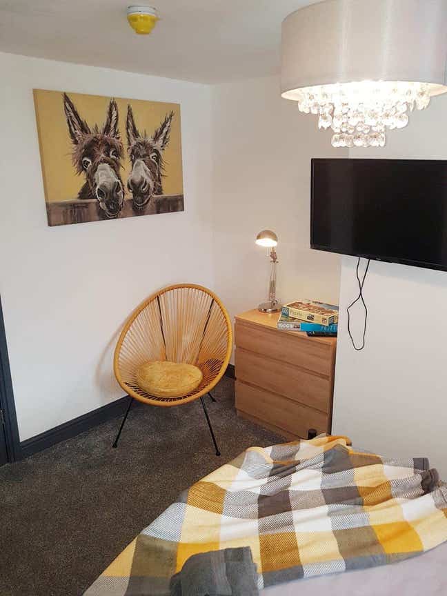 Ensuite room available. 4 mins walk DM Hospital. Main Photo