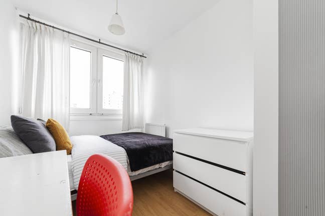 Budget Room in Spacious Flat with Living Area Main Photo