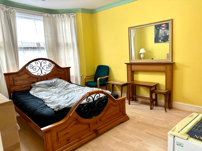 Bright 1st Floor Room in Stylish 5-Bed HMO  Main Photo