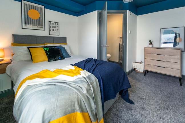 Modern | Spacious Room | Great Location  Main Photo