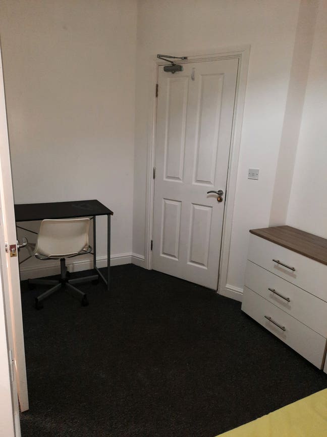 Simgle bed ensuite room with parking  Main Photo