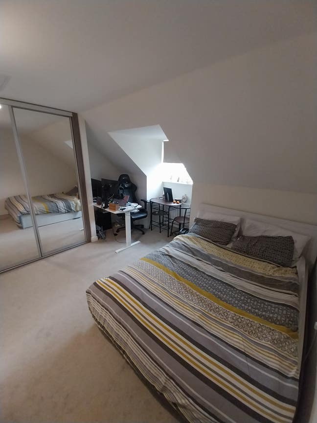 Ensuite double room close to airport and town Main Photo