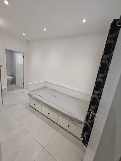 En-suite Single room to rent Main Photo