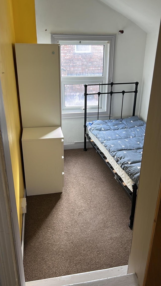 Small single room - ideal short term let  Main Photo