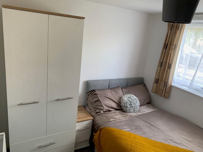 >>> Affordable Room £££ - Spacious Living <<< Main Photo