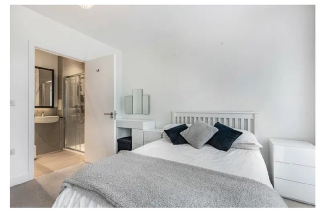 Huge lovely room in shared two bedroom apartment. Main Photo
