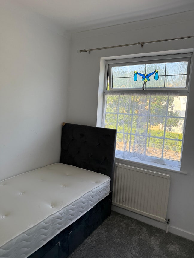 1 box room available for girl  Main Photo