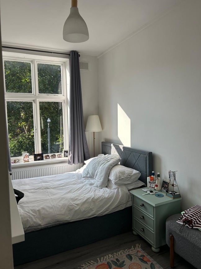 Double Room in Spacious Stockwell Flat Main Photo