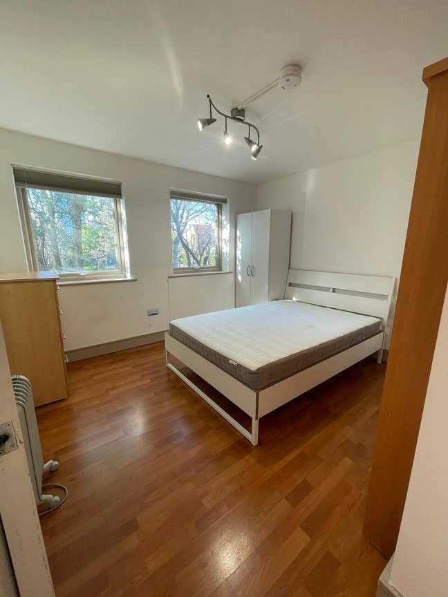 Extraordinary Room in Modern 3 Beds. 2 Baths Flat Main Photo