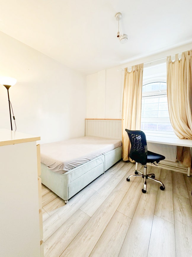 🏠Bright & Fully Furnished Double Room in Bow (E3) Main Photo