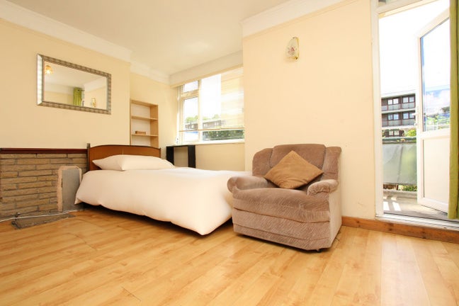 Private Balcony in Zone 1 Hoxton! Main Photo