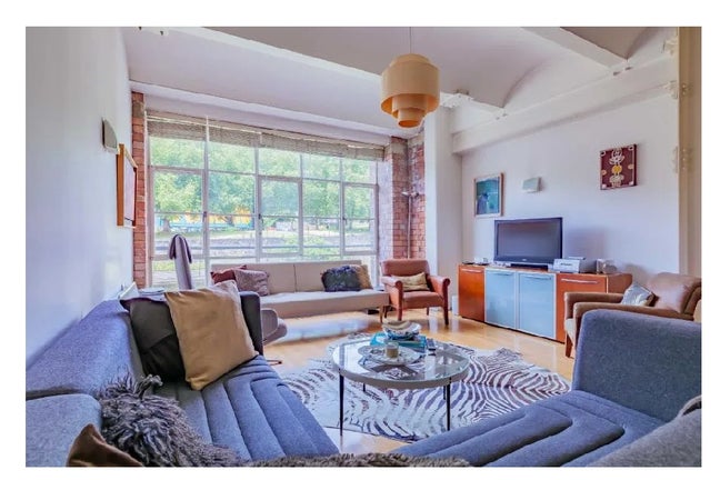 Fantastic double room in shared two bedroom apt. Main Photo