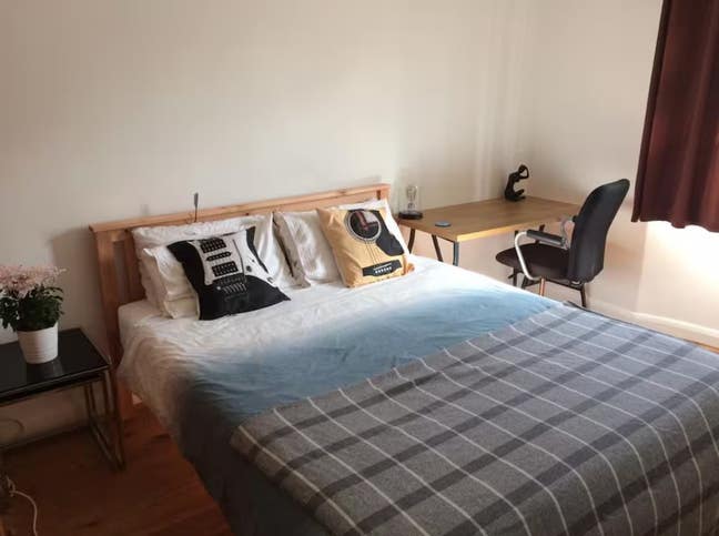 Short stay - spacious double bedroom Main Photo