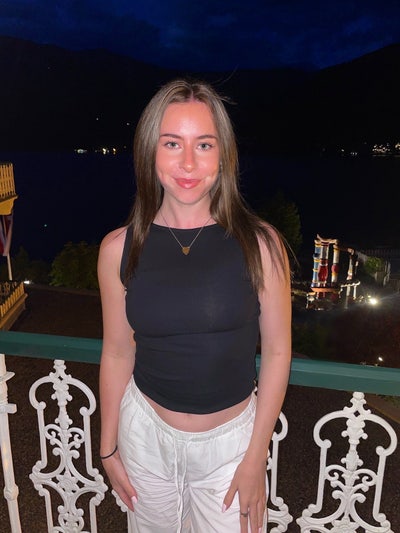 I am a professional female aged 26. I am look... Main Photo