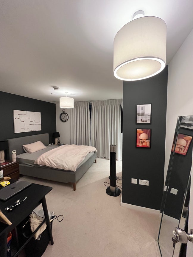 Looking for a female flatmate! Main Photo