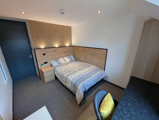 1 Double Room, INC BILLS Main Photo