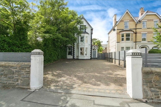 Rooms available in Victorian house by the Sea Main Photo